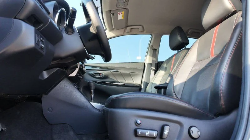 Детали Toyota Yaris L из фотоотчёта перед покупкой